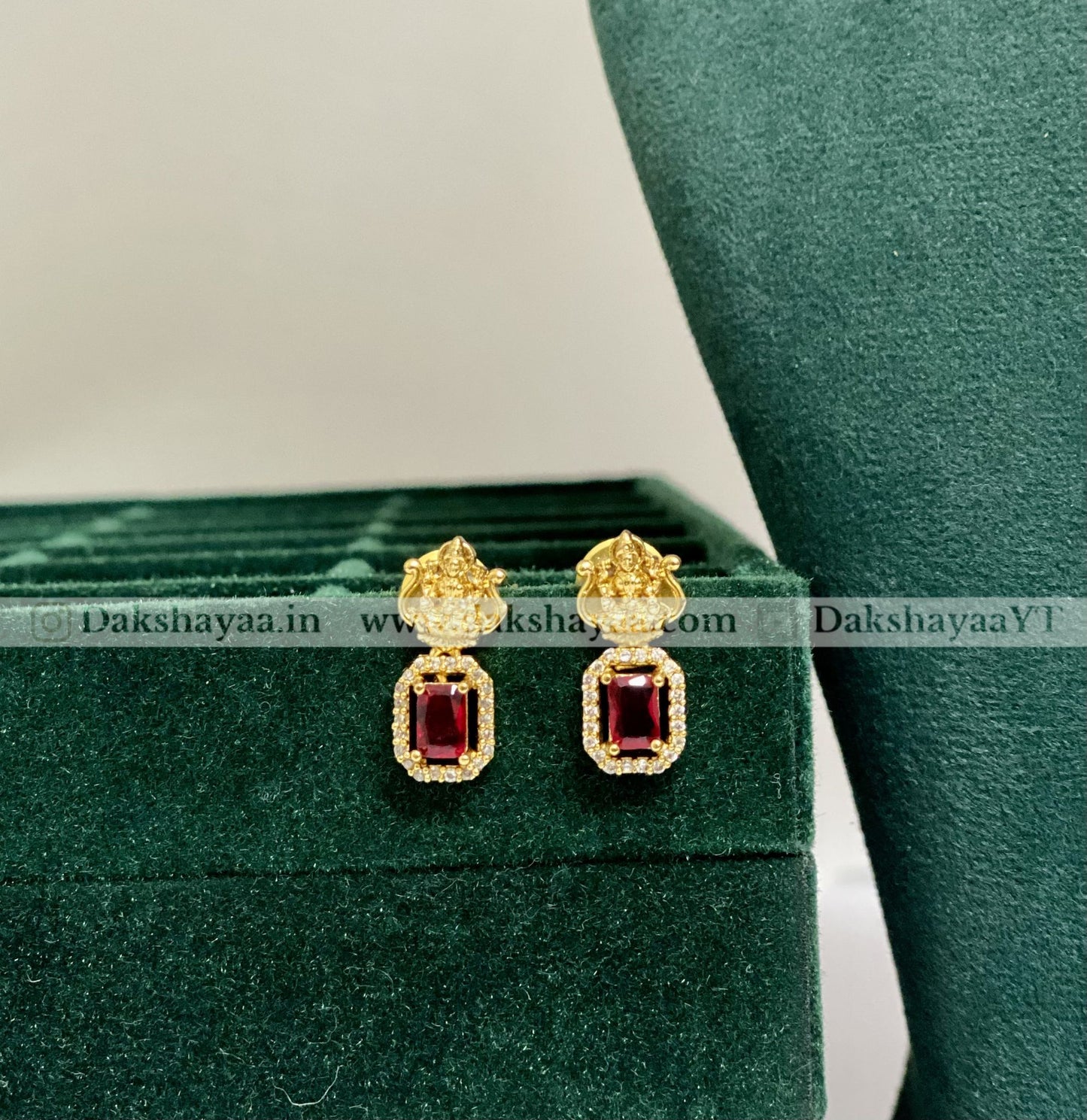 Regal Gold Finish Stone Choker Set