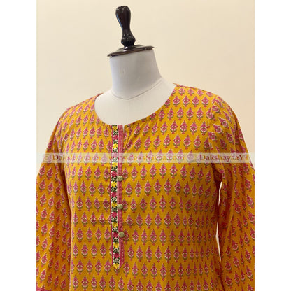 Side angle of Kesariya Print Pure Cotton Short Kurti Top for Women – Vibrant Ethnic Wear M-3XL