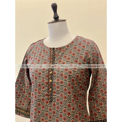 Side angle of Jaipuri Print Pure Cotton Short Kurti Top for Women – Ethnic Dailywear M-3XL